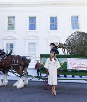 Η Μελάνια Τραμπ υποδέχθηκε το επίσημο χριστουγεννιάτικο δέντρο του Λευκού Οίκου