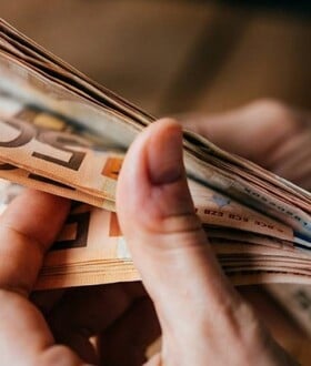 Επίδομα 250 ευρώ: Ποιοι πληρώνονται σήμερα – Αναλυτικά τα κριτήρια