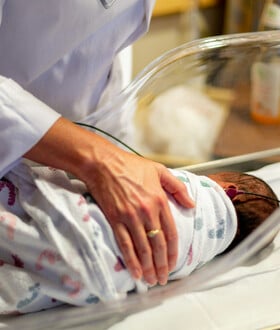 Πρωτοποριακή δοκιμή αξιοποιεί παλιά αντιβιοτικά για να προστατεύσει τα μωρά από τη σήψη