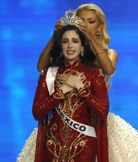 ΓΙΑ ΣΚ - Σάλος στα Miss Universe: Εντάλματα σύλληψης για τους ιδιοκτήτες σε Μεξικό και Ταϊλάνδη