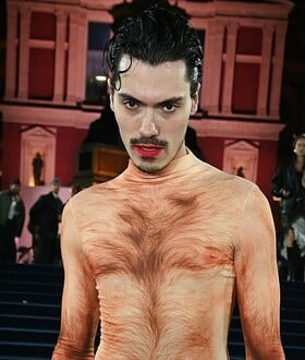 Η εμφάνιση-πρόκληση του Elias Medini στα Fashion Awards συζητήθηκε όσο καμία άλλη