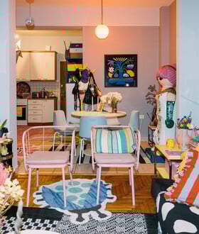 Ένα παιχνιδιάρικο σπίτι στο Παγκράτι/Ένα διαμέρισμα που μυρίζει τσιχλόφουσκα