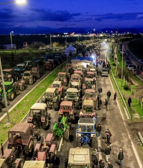 Αγρότες: Αποκλεισμός του λιμανιού της Μυτιλήνης - Τα μπλόκα στην υπόλοιπη χώρα