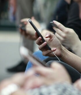 SOCIAL MEDIA ΠΑΙΔΙΑ ΣΥΓΚΕΝΤΡΩΣΗ ΚΙΝΗΤΟ