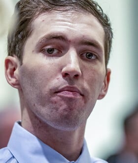 Τσάρλι Κερκ: Ο φερόμενος ως δολοφόνος εμφανίστηκε για πρώτη φορά αυτοπροσώπως στο δικαστήριο