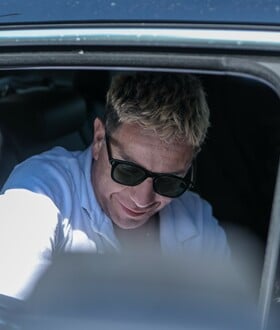 Γιώργος Μαζωνάκης: Η στιγμή που ο 21χρονος φτάνει στην Ευελπίδων για να τον καταγγέλλει