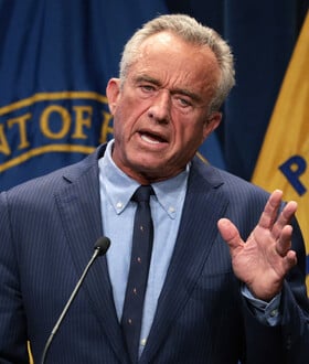 Οι ΗΠΑ σχεδιάζουν να αποκλείσουν τους τρανς ανηλίκους από την παροχή υπηρεσιών υγείας