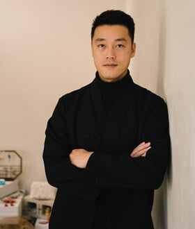 Leo Zhu: «Μου κάνει τρομερά μεγάλη εντύπωση η ανοχή των Ελλήνων απέναντι στη γραφειοκρατία. Το βρίσκω σουρεαλιστικό!»