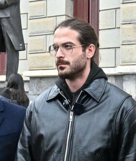 Άρης Μουγκοπέτρος: «Άρχισε να καταναλώνει αλκοόλ, είχε αλλοπρόσαλλη συμπεριφορά» καταγγέλλει η σύζυγός του