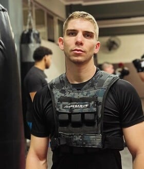 Επίθεση στον kick boxer Γιάννη Τσουκαλά: «Ένιωσε ότι πέρασε τρένο από πάνω του», λέει ο αδελφός του