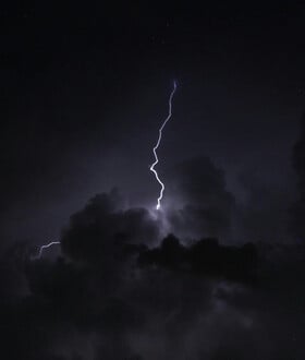 Καιρός: Βαρομετρικό χαμηλό συνοδευόμενο από ψυχρό μέτωπο πλησιάζει τη χώρα - Έρχονται καταιγίδες και χιόνια