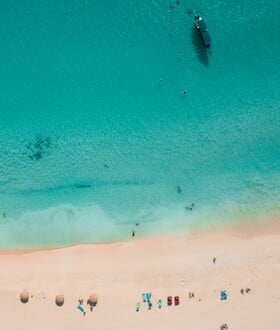 ΣΚ - Το νησί της Καραϊβικής στο οποίο απαγορεύεται η πρόσβαση των ντόπιων στις παραλίες