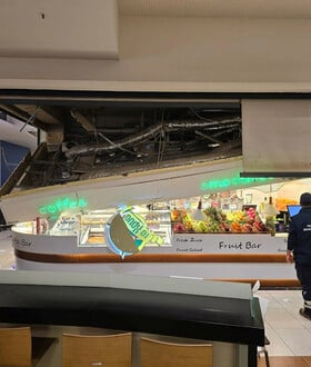 Θεσσαλονίκη: «Ήταν αιμόφυρτη, ο κόσμος έτρεχε πανικόβλητος» - Η στιγμή που έπεσε η οροφή στο εμπορικό κέντρο