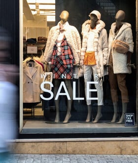 Χειμερινές εκπτώσεις 2026: «Πρεμιέρα» αύριο - Ποιες Κυριακές λειτουργούν τα καταστήματα