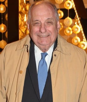 Ο Τέρενς Κουίκ επιστρέφει στην τηλεόραση