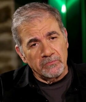 Δημήτρης Σταρόβας: «Ο βιολογικός μου πατέρας παράτησε τη μαμά μου όταν ήταν έγκυος, με μεγάλωσε μόνη της»