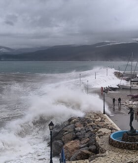 Παράλιο Άστρος: Η στιγμή που τεράστια κύματα παρασύρουν τον λιμενικό 