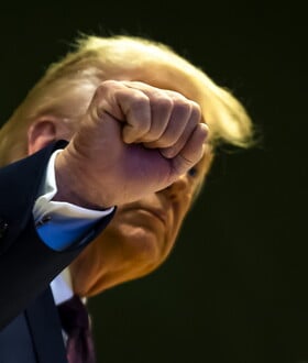 Ο Τραμπ στέλνει «αρμάδα» στο Ιράν