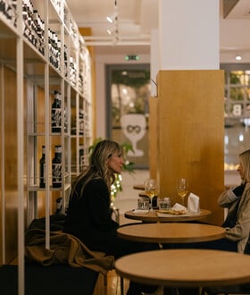 «Philip Glass»: Ένα wine bar χωμένο στην Πανόρμου