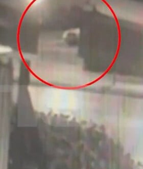 Γκάζι: Βίντεο από τη στιγμή που το ΙΧ του μπασκετμπολίστα είναι πάνω στις γραμμές του τρένου