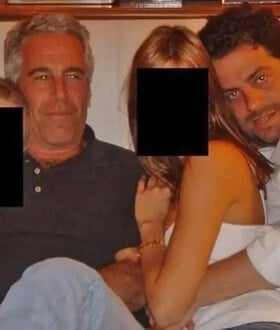 Ο σκηνοθέτης του «Melania» εμφανίζεται σε φωτογραφίες με τον Επσταϊν