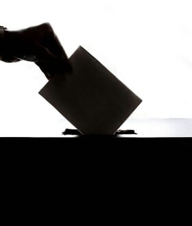 Δημοσκόπηση Alco: Δεύτερο κόμμα το ΠΑΣΟΚ, τρίτο η Ελληνική Λύση - Η εικόνα των «κομμάτων» Καρυστιανού και Τσίπρα 