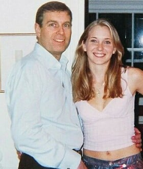 Αρχεία Έπσταϊν: Email φέρεται να επιβεβαιώνει τη γνησιότητα της φωτογραφίας του Άντριου με τη Βιρτζίνια Τζουφρέ