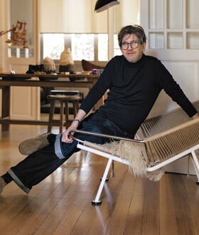 Costas Coutayar: Φωτογράφος. Γεννήθηκε στο Κερατσίνι, ζει στο Κολωνάκι.