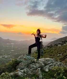 «Εδώ η φύση δεν είναι φόντο, είναι συνομιλητής. Σε μαθαίνει να παρατηρείς, να σέβεσαι, να επιβιώνεις»