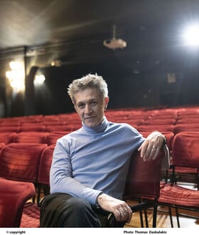 Αιμίλιος Χειλάκης: Αστυνομικοί διέκοψαν τη θεατρική παράσταση στην οποία πρωταγωνιστεί - Τι συνέβη 