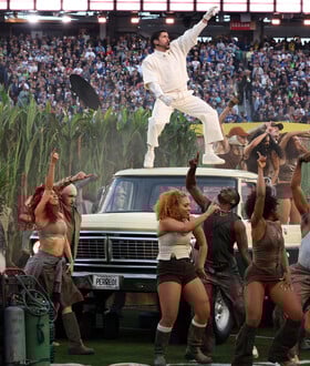 Super Bowl: Ο Bad Bunny ένωσε την Αμερική τραγουδώντας στα Ισπανικά