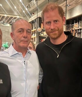 ΠΡΙΓΚΙΠΑΣ ΧΑΡΙ SOCIAL MEDIA ΓΟΝΕΙΣ