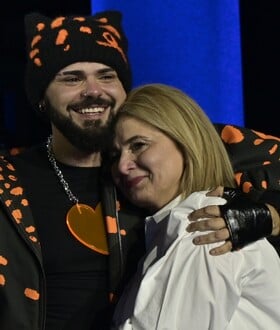 Ο Αkylas με τη μητέρα του στη σκηνή του Sing for Greece: Μια συγκινητική στιγμή 