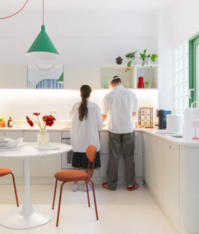 Ένα μικροσκοπικό διαμέρισμα στα Εξάρχεια συλλέγει το αθηναϊκό φως