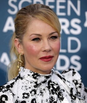 ΚΡΙΣΤΙΝΑ ΑΠΛΓΚΕΙΤ ΣΚΛΗΡΥΝΣΗ ΚΑΤΑ ΠΛΑΚΑΣ