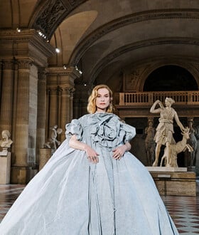 Η Ιζαμπέλ Ιπέρ μπαίνει στο Λούβρο σαν να ανήκε πάντα εκεί