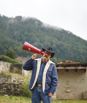 Γιατί ’ναι μαύρα τα βουνά;