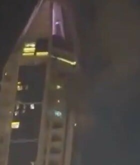 Μέση Ανατολή: Συναγερμός στο Ντουμπάι - Νεκρός οδηγός από θραύσματα πυραύλου, έπεσαν και σε ουρανοξύστη