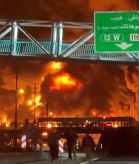 Ιράν: Απόκοσμες εικόνες μετά το χτύπημα στις πετρελαϊκές εγκαταστάσεις -
