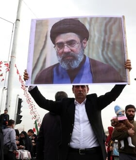 ΜΟΤΖΤΑΜΠΑ ΧΑΜΕΝΕΙ ΓΙΑΤΙ ΟΧΙ ΔΙΑΔΟΧΟΣ