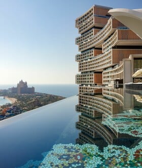 Πόλεμος στη Μέση Ανατολή - FT: $600 εκατ. την ημέρα κοστίζει στην περιφερειακή τουριστική βιομηχανία