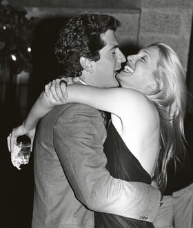 Carolyn Bessette Kennedy: Ένα cool κορίτσι από τα ’90ς κυριεύει τη σημερινή ποπ κουλτούρα