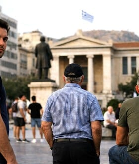 Τι δείχνει νέα έρευνα για την Ελλάδα: οι άνδρες εμφανίζονται πολύ πιο αρνητικοί από τις γυναίκες απέναντι στην ομοφυλοφιλία