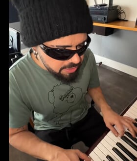 Eurovision 2026: «Θα νικήσουμε» - Ο Akylas ερμήνευσε μία διαφορετική εκτέλεση του «Ferto» και αποθεώθηκε