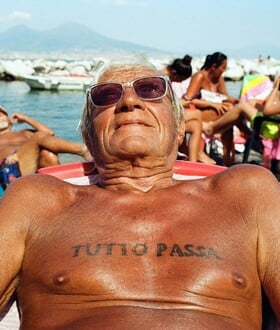 Όλα περνούν, αγόρι μου! Η γλυκόπικρη φιλοσοφία ενός άντρα που τα έχασε όλα