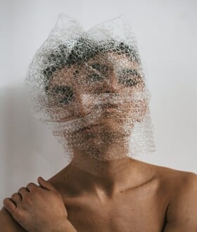 5 τρόποι να απαλλαγείτε από τη δυσάρεστη αναπνοή μετά την σκορδαλιά της 25ης Μαρτίου