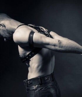 Το πορτρέτο του Πάνου, σκλάβου του BDSM και queer 