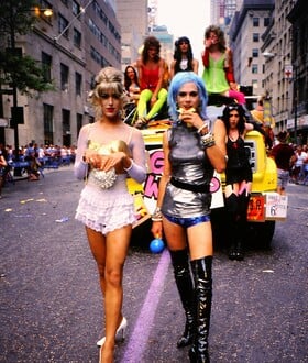 Για όλα όσα η ζωή δεν κατάφερε να θάψει: Η οδύνη του κόσμου της Nan Goldin απλώνεται στο Παρίσι