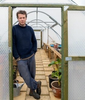 Ο νέος σταρ της βρετανικής κηπουρικής δεν πουλά μόνο φυτά, αλλά έναν ολόκληρο τρόπο να βλέπεις τον κόσμο