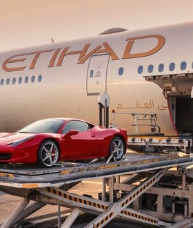Ποιός πόλεμος; Η Ferrari εξακολουθεί να κάνει deliver αεροπορικώς στη Μέση Ανατολή